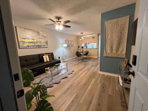 Gated Upscale 2BR Townhome - KING Bed, Pool, WiFi, Wash & Dry, AC, Private Patio facing preserves, Free Parking -- NICE FOR Medical, Business, Groups, Relo - by Moffitt Cancer CTR, Tampa Palms, Hunters Green, Live Oak, Cory Lake, New Tampa, Wesley Ch