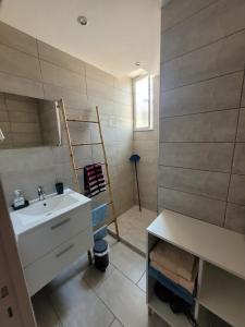 COLLIOURE tres bel appart a 150 metres des plages avec jardin prive et parking dans residence securisee