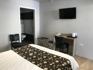 Hotels LOGIS -Hotel & Restaurant de la Place : photos des chambres