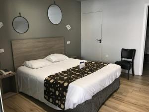 Hotels LOGIS -Hotel & Restaurant de la Place : photos des chambres