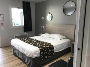 Hotels LOGIS -Hotel & Restaurant de la Place : photos des chambres