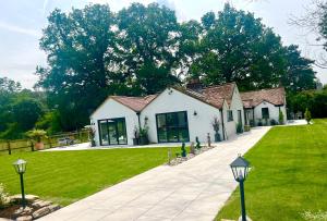 Entire Newly built Luxurious Villa Just Steps from Royal Ascot Racecourse, only 10 mins from Windsor Castle and 5 mins from Legoland Windsor Resort