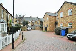 Garfield Place Cosy 2-Bedroom Cottage Central Windsor with Parking