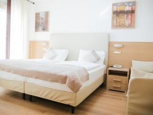 Deluxe Double Room with Side Sea View room in Hotel Bristol