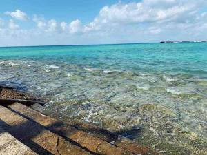 空港まで車で15分〜ビーチまで徒歩1分〜海沿いの野鶴居