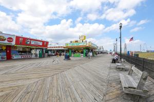 Lovely Abode Walk to Seaside Heights Boardwalk!
