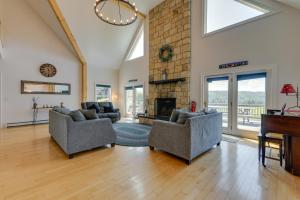 Secluded Family Getaway Near Stowe Deck and Hot Tub