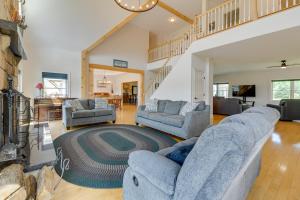 Secluded Family Getaway Near Stowe Deck and Hot Tub