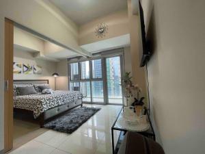 Luxe 1BR w Balcony @ Uptown Parksuites