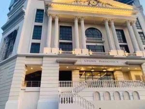 Luxe 1BR w Balcony @ Uptown Parksuites