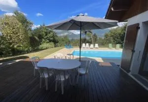 Villa avec piscine, vue lac et montagne - Quintal