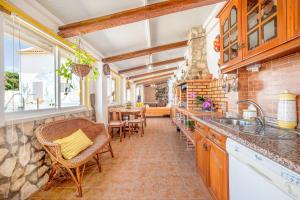 Eclectic oasis with poolside charm in Arranhó