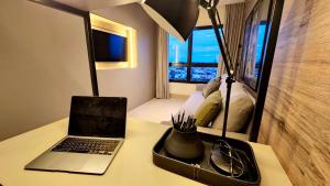 Loft de Luxo c Home Office ao lado Shopping CG.