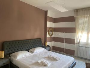 Elegante camera con finiture di lusso appena ristrutturata