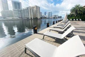 Studio with 2 Full Beds, Your Beach Base in the City