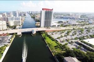 Studio with 2 Full Beds, Your Beach Base in the City