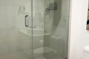 Sunny Studio Stay, 2 Full Beds, Coastal Walks Nearby