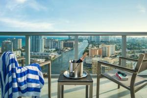 Sunny Studio Stay, 2 Full Beds, Coastal Walks Nearby