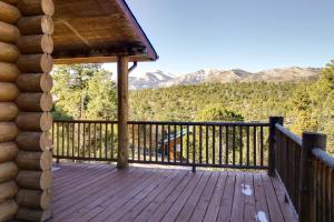 Lacys Log Cabin Alto Home with Mountain Views!