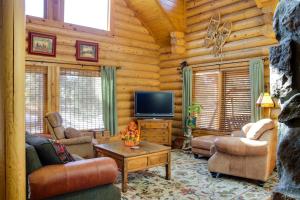 Lacys Log Cabin Alto Home with Mountain Views!