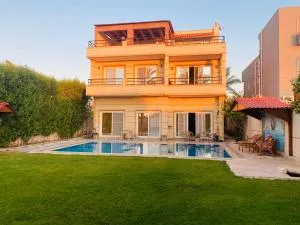 Lovely Villa 5- bedroom with Overflow Pool with Nice Garden at Green Oasis Resort - ‘Izbat as Sarāḩnah