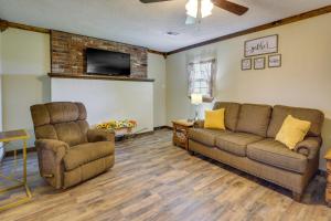 9 Mi to Grove Home with Fire Pit in Southwest City