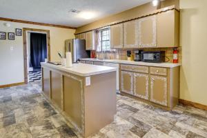 9 Mi to Grove Home with Fire Pit in Southwest City