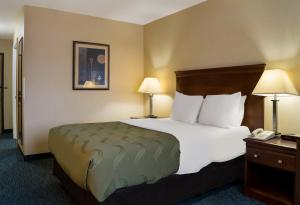 Double Room with Tub - Accessible/Non-Smoking room in Quality Inn