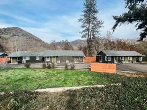 Waterfront River Apartments - Rogue River