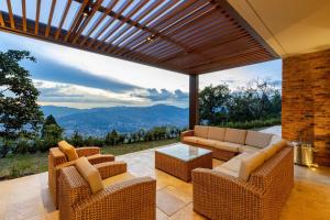 Hilltop Enchanting Villa with Stunning Views & Jacuzzi