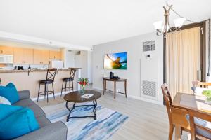 Stunning Mountain View Condo, Near Beach with Parking