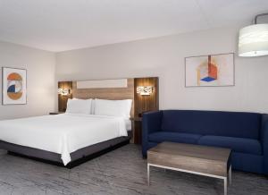 King Suite room in Holiday Inn Express Indianapolis Airport an IHG Hotel