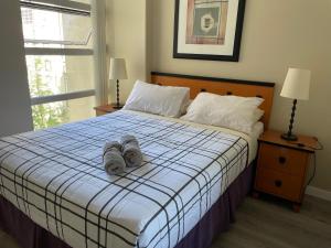 1BD+Den condo, with free parking in Downtown!