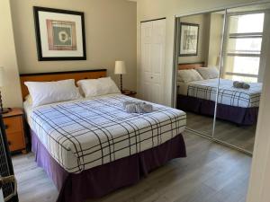 1BD+Den condo, with free parking in Downtown!