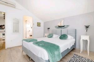 Apartments and rooms by the sea Vis - 2452