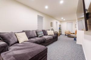 Saratoga Serenity: Charming Rental Nearby Downtown