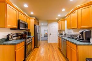Saratoga Serenity: Charming Rental Nearby Downtown