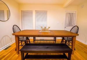 Saratoga Serenity: Charming Rental Nearby Downtown