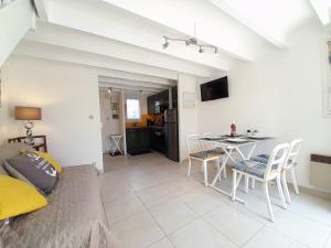 Maison cosy 3 pièces avec terrasse à 800m de la plage - Wifi, lave-vaisselle, parking public - FR-1-477-238