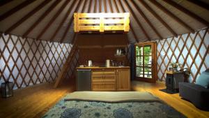 Jurty i namioty w Lesie KotfaLas Glamping Świętokrzyskie-SPA