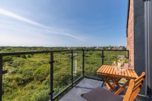 Exclusive Apartment Różana with AC & Balcony View 1 km to the Beach by Renters