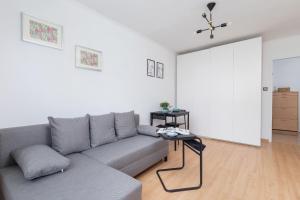 Comfy & Bright Studio Wielicka in Krakow by Noclegi Renters
