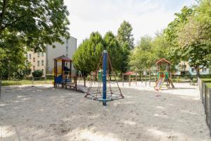 Comfy & Bright Studio Wielicka in Krakow by Noclegi Renters