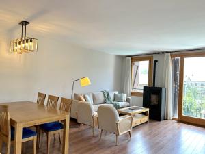 Dúplex amb encant al casc antic dEsterri i vistes úniques by RURAL DÀNEU