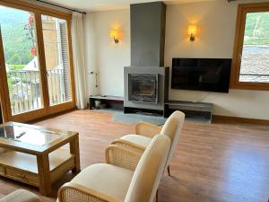 Dúplex amb encant al casc antic dEsterri i vistes úniques by RURAL DÀNEU