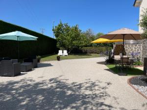 Maisons de vacances GITE LA REVILLAISE - partenaire BOOKIPLY - avec Grand jardin clos et a proximite des petites plages, d'une borne de recharge electrique, de petits commerces puis de St Vaast la Hougue : photos des chambres