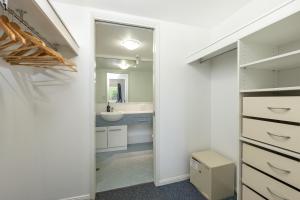 Cairns Esplanade 2BR Waterfront Apartment Sleeps 6