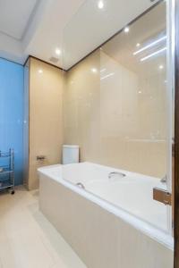 Frente al parque, en el centro