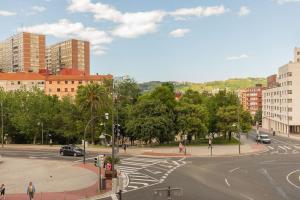 Frente al parque, en el centro