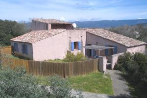 Appartements La Bastide de la Peyroliere avec piscine et tennis face au Luberon : photos des chambres